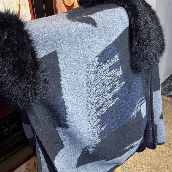Vintage poncho with faux fur - Picture 2 of 10